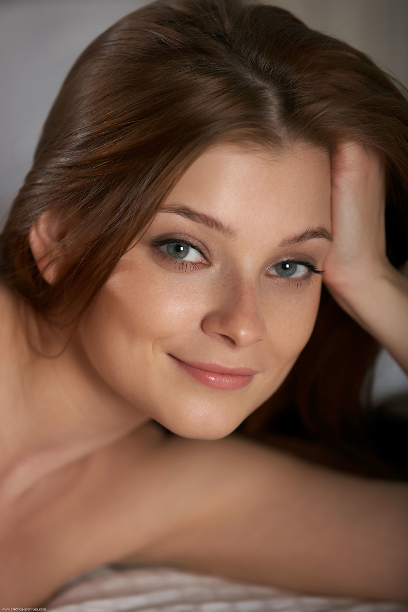 Naked Glamour Babe Belle Shows Off Her Perfect Tits