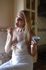 Hayley Marie Coppin Is Nude With Her Breakfast