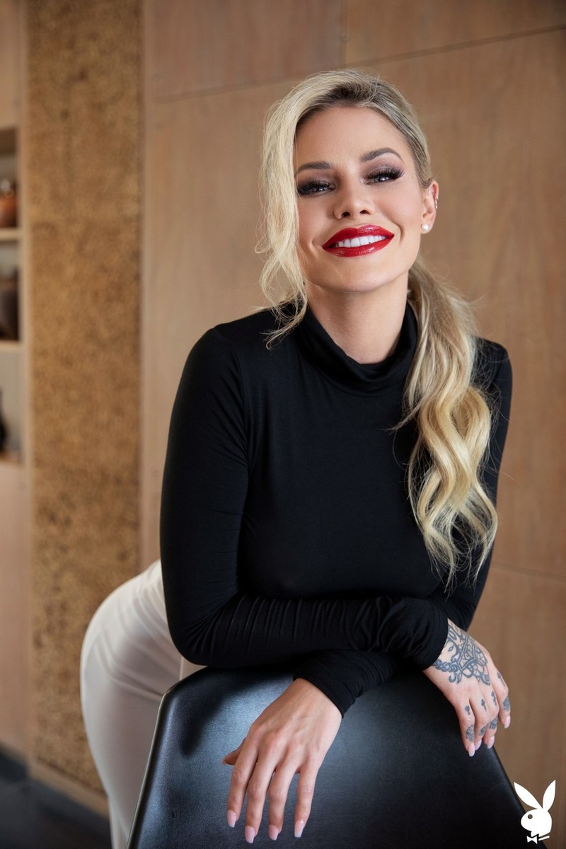 Glamorous Babe Jessa Rhodes Shows Off Her Juicy Juggs