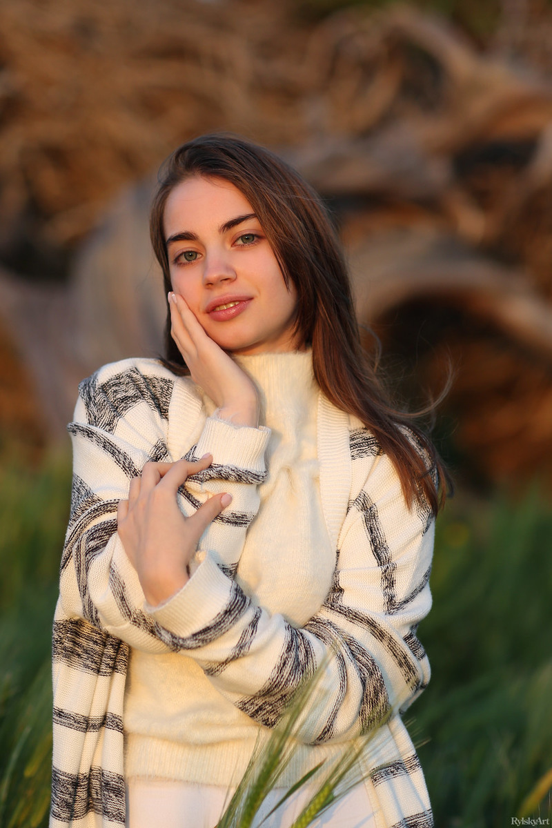 Solo Model Sofy Bee Exposes Her Tiny Tits