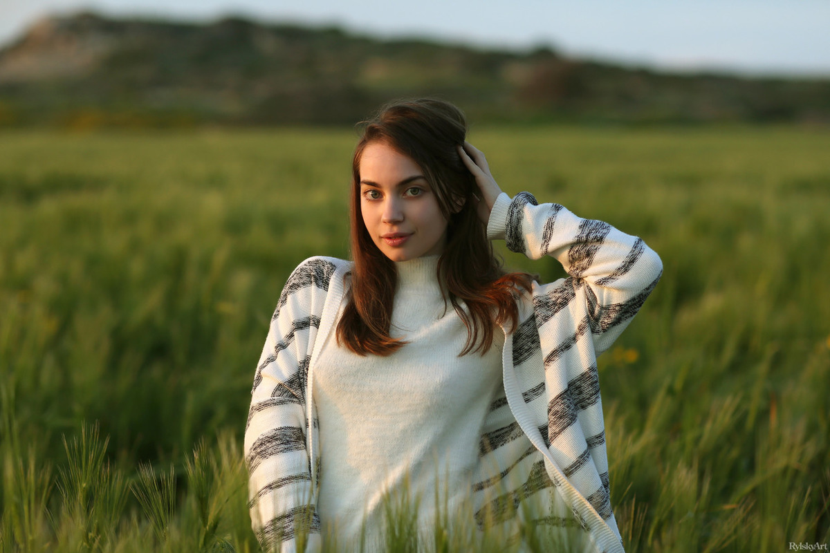 Solo Model Sofy Bee Exposes Her Tiny Tits