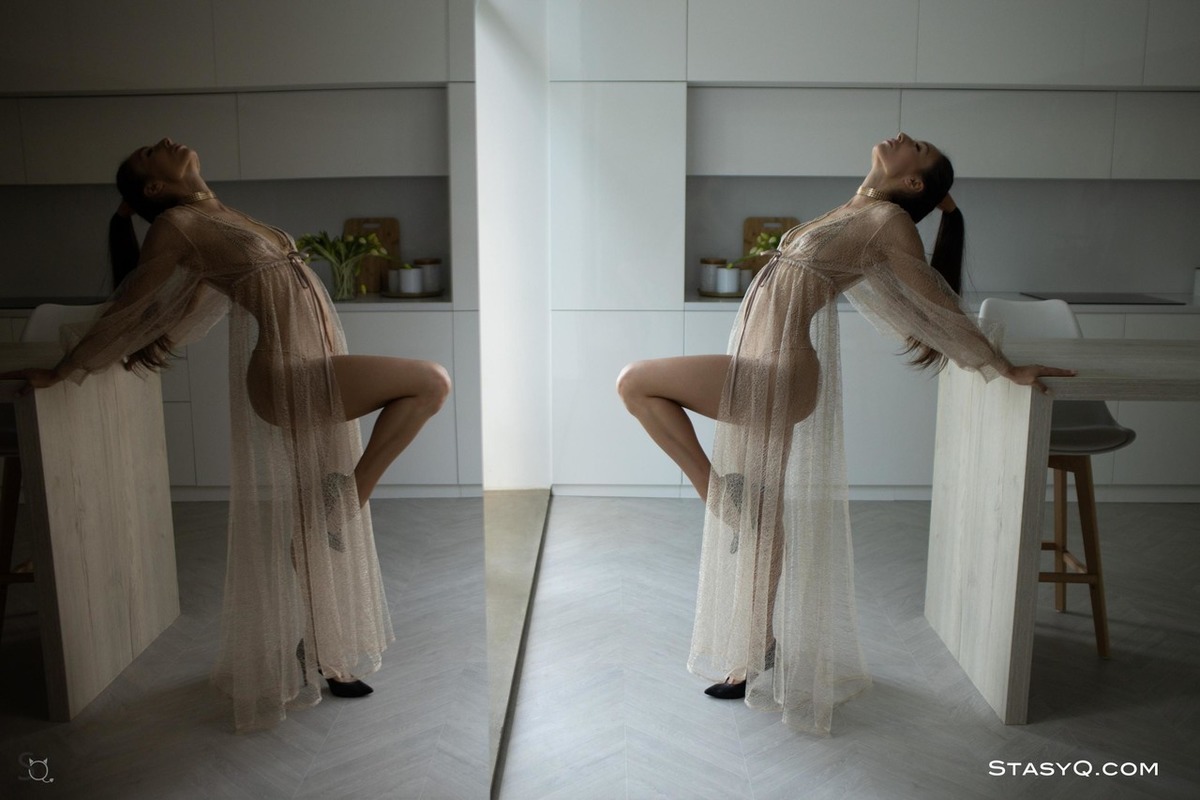 Glamorous Babe Courtney Strips